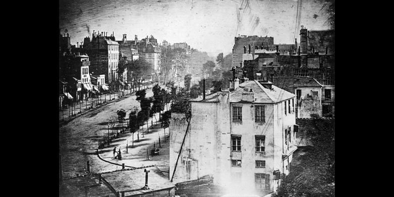 Foto ini dipotret oleh Louis Daguerre dari jendela rumahnya dan diberi caption huit heure du matin (8 am).