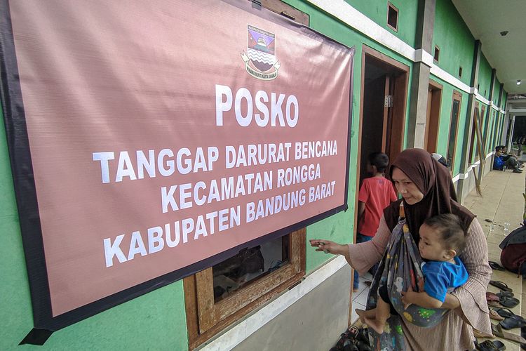 Sebanyak 192 penduduk di Kampung Cigombong RW 13 Desa Cibedug, Kecamatan Rongga , Kabupaten Bandung Barat (KBB), Jawa Barat dievakuasi ke pengungsian, Kamis (29/2/2024).