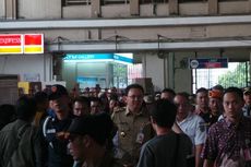 Warga Heboh Lihat Ahok Antre Beli Tiket KRL di Stasiun Kota