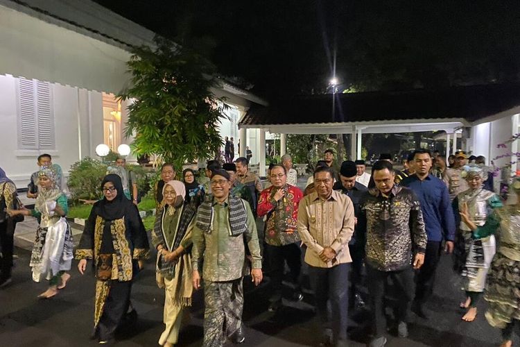 Menteri Desa, Pembangunan Daerah Tertinggal dan Transmigrasi Halim Iskandar (memakai blangkon dan sarung) saat berada di Pendopo Bupati Lebak, Jumat (17/11/2023).