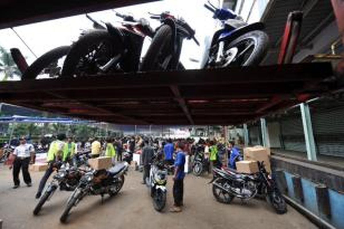 Ilustrasi: Panitia mudik gratis menata sepeda motor di atas truk untuk diberangkatkan ke Semarang dan Yogyakarta di Sunter, Jakarta, Minggu (5/9/2010).   