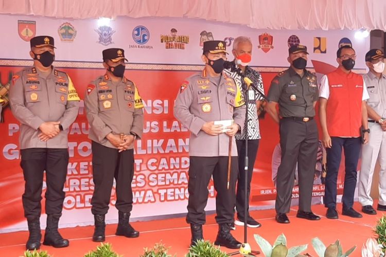 Kapolri Jenderal Listyo Sigit Prabowo saat konferensi pers dalam kunjungan di GTKalikangkung Semarang, Rabu (27/4/2022)