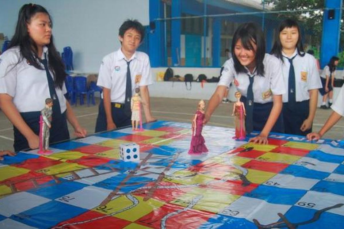 Siswa Kelas IX SMP Kanisius bermain ular tangga Ujian Nasional di Aula SMP Kanisius, Kabupaten Kudus, Jawa Tengah, Rabu (27/3/2013). Permainan ular tangga yang dikombinasikan dengan soal-soal Matematika, IPA, Bahasa Indonesia, dan Bahasa Inggris, merupakan sarana belajar sembari bermain dalam rangka mempersiapkan Ujian Nasional pada 22-25 April 2013.

