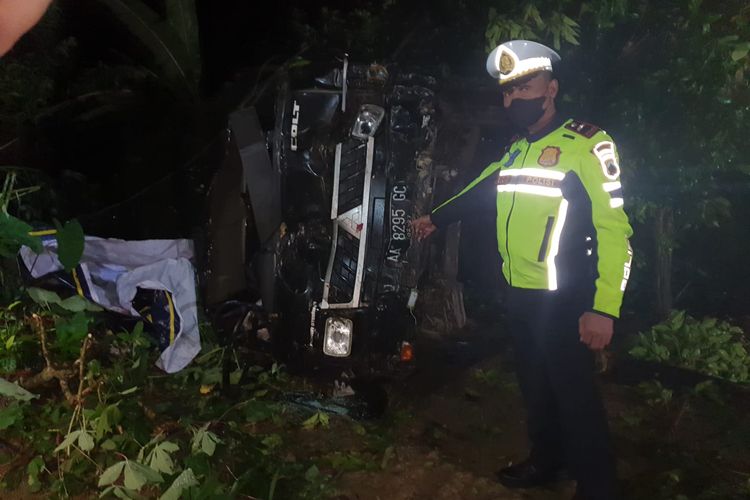 Olah TKP kecelakan pikap yang terjun ke jurang di tanjakan Tutugan, Desa Jintung, Kecamatan Ayah, Kabupaten Kebumen, Jawa Tengah, Jumat (10/2/2023) malam.