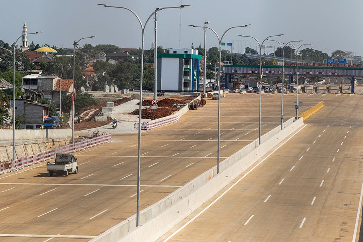 Kendaraan proyek melintasi proyek Tol Depok-Antasari Seksi I Antasari-Brigif/Cinere, Jakarta, Senin (10/9/2018). Tol sepanjang 5,8 kilometer tersebut siap dioperasikan  pada September 2018.