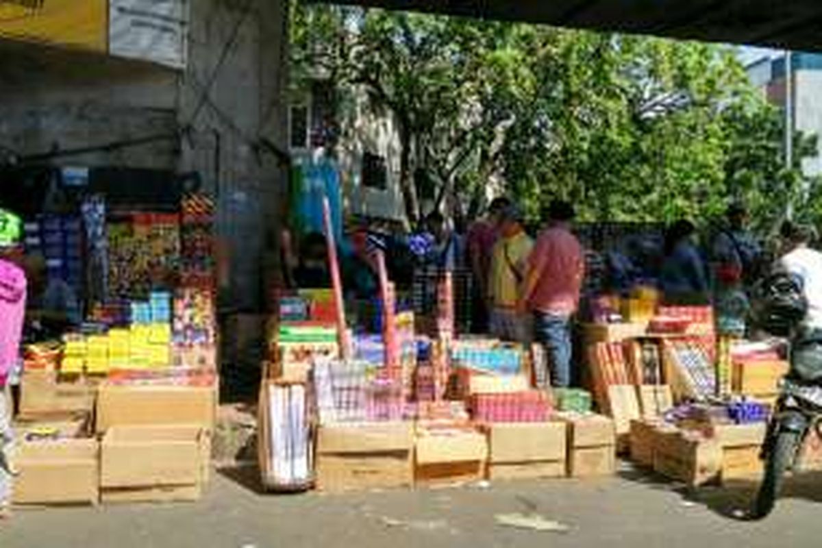 Pedagang kembang api sudah bermunculan sejak awal Ramadhan di Pasar Pagi Asemka, Jakarta Barat, Rabu (8/6/2016).