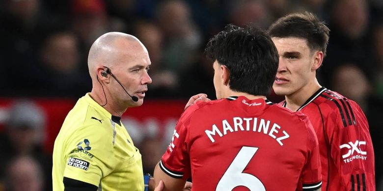 Wasit Paul Tierney berbicara dengan Lisandro Martinez yang menarik rambut striker Leeds United Dominic Calvert-Lewin dan mendapatkan kartu merah dalam pertandingan sepak bola Liga Inggris antara Manchester United vs Leeds United di Old Trafford di Manchester, barat laut Inggris, pada 13 April 2026. (Foto oleh Paul ELLIS / AFP) 