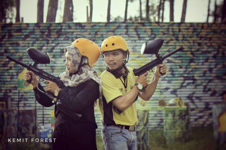 Ilustrasi paintball war yang ada di Kemit Forest Education.