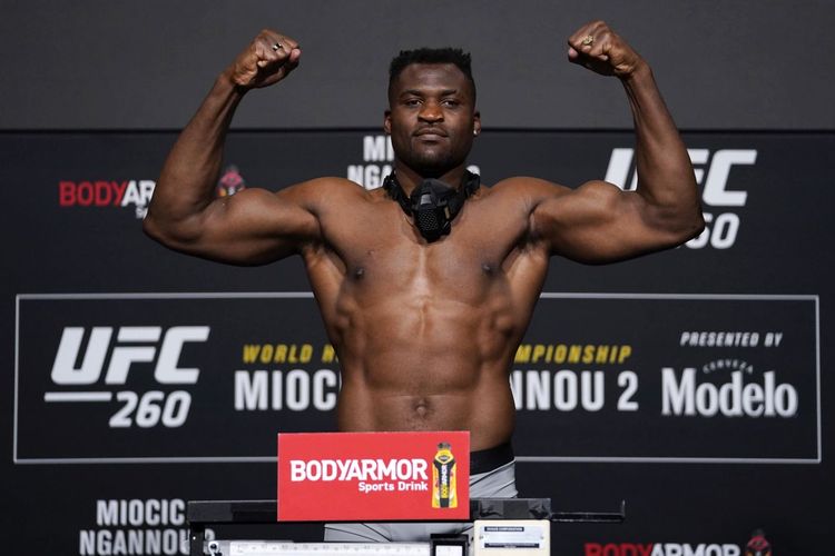 Petarung UFC asal Kamerun, Francis Ngannou, berpose pada sesi timbang badan UFC 260 di UFC Apex, Las Vegas, Amerika Serikat pada 26 Maret 2021.