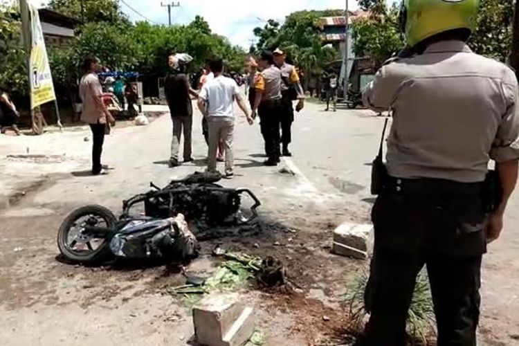 Bentrok antar kelompok pemuda,  kembali terjadi di jalan Hayam Wuruk, Kecamatan Batupoaro, Kota Baubau, Sulawesi Tenggara, Jumat (08/2/2019) siang.  Akibat bentrok tersebut, satu unit sepeda motor dibakar dan seorang pemuda terkena anak panah. 