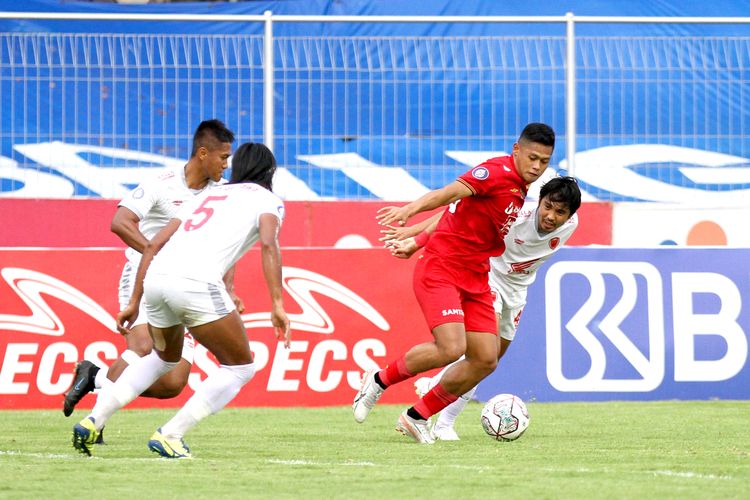 Pemain Persija Jakarta Taufik Hidayat dijaga ketat pemain PSM Makassar saat pertandingan pekan 32 Liga 1 2021-2022 yang berakhir dengan skor 1-3 di Stadion I Gusti Ngurah Rai Denpasar, Senin (21/3/2022) sore.