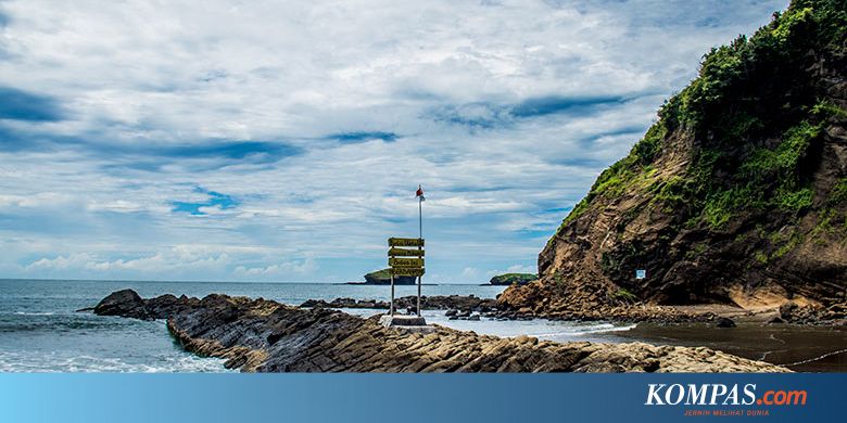 Uniknya Pantai Watu Ulo Jember Ada Batu Bagaikan Ular