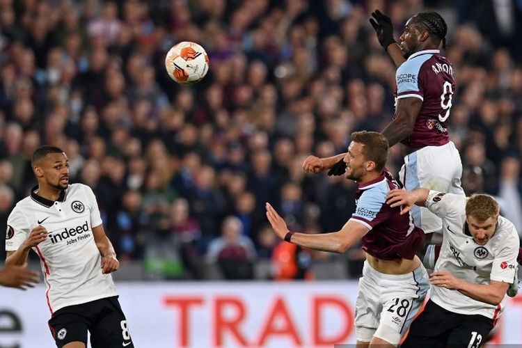 Penyerang West Ham, Michail Antonio, menanduk bola saat melawan Eintracht Frankfurt di Stadion Olimpiade London pada laga leg pertama semifinal Liga Europa, Jumat (29/4/2022).