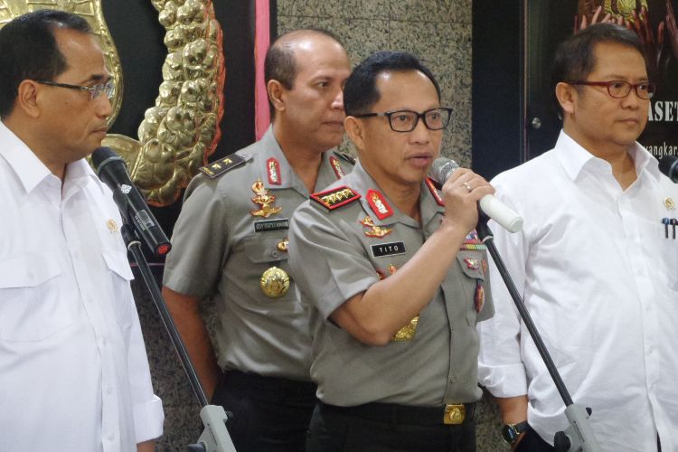 Menteri Perhubungan Budk Karya Sumadi, Kapolri Jenderal Pol Tito Karnavian, dan Menkominfo Rudiantara dalam jumpa pers di kompleks Mabes Polri, Jakarta, Selasa (21/3/2017).