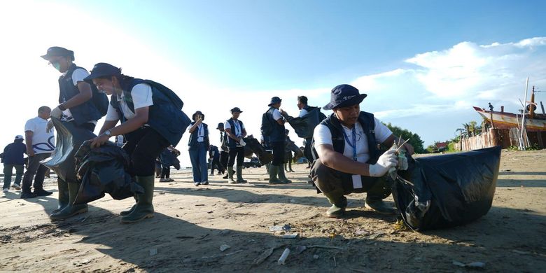 Pertamina bersama 15 relawan dari berbagai BUMN membersihkan sampah di Pantai Lampu Satu, Samkai, Kecamatan Merauke, Kabupaten Merauke, Papua Selatan, Senin (17/2/2025).