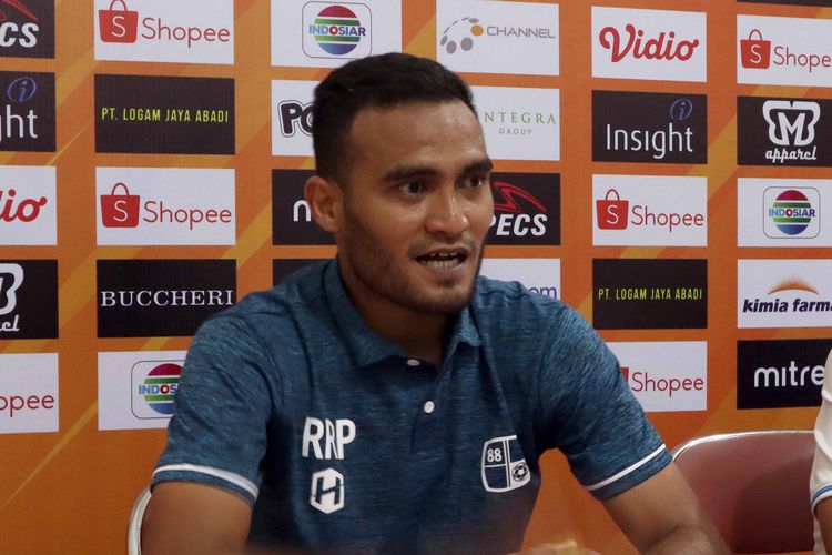 Pemain Barito Putera Rizky Pora dan pelatih Djadjang Nurdjaman saat preskon seusai menahan imbang tuan rumah Madura United pada Pekan 18 Liga 1 2019 yang berakhir dengan skor 2-2 di Stadion Gelora Bangkalan, Jawa Timur, Sabtu (14/09/2019) sore.