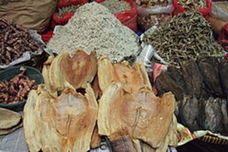 Ikan asin di pasar tradisional. [Via wikipedia.org]
