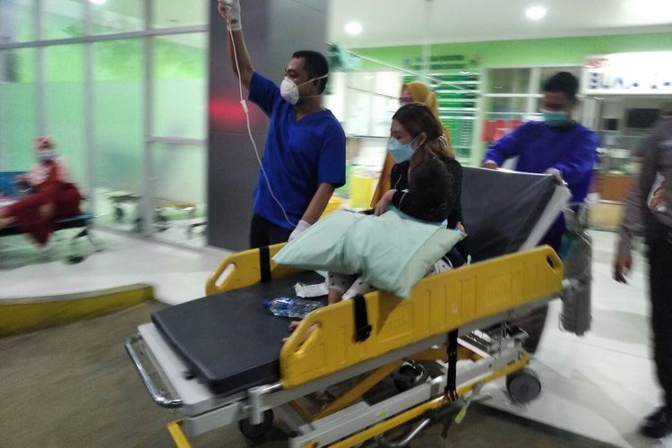 Gala Sky (dalam pangkuan) dipindahkan ke ambulans untuk dibawa dari RSUD Kertosono ke RS Bhayangkara Surabaya, Kamis (4/11/2021).