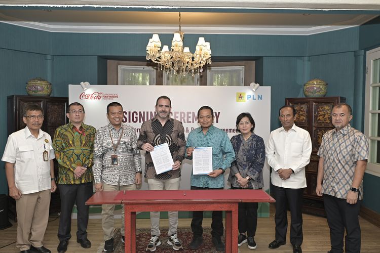 Coca-Cola Europacific Partners Indonesia (CCEP Indonesia) memperkuat komitmennya dalam penerapan energi baru dan terbarukan melalui Perjanjian Jual Beli Sertifikat Energi Terbarukan atau Renewable Energy Certificate (REC) dari PT PLN (Persero).