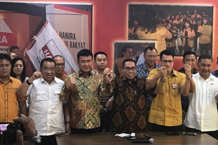 Pengurus sejumlah DPD Hanura yang mengajukan mosi tidak percaya kepada Oesman Sapta Odang sebagai Ketua Umum Hanura saat konferensi pers di DPP Hanura, Cipayung, Jakarta Timur, Selasa (16/1/2018).