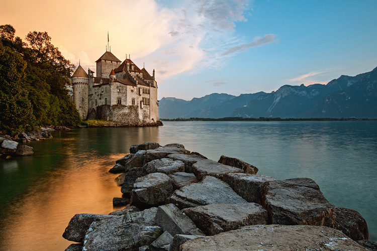 Kastil Chillon dengan pemandangan Pegunungan Alpen (Dok. Switzerland Tourism)