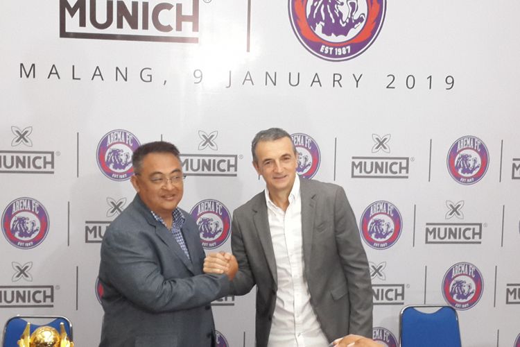 General Manager Arema FC Ruddy Widodo saat memperkenalkan Milomir Seslija yang akan melatih skuad Singo Edan menghadapi kompetisi Liga 1 2019 di Kantor Arema FC, Kota Malang, Rabu (9/1/2019)