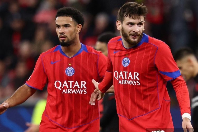 Penyerang Paris Saint-Germain, Khvicha Kvaratskhelia, merayakan gol bersama Warren Zaire-Emery pada laga Liga Champions antara Bayer 04 Leverkusen dan Paris Saint-Germain (PSG) di stadion BayArena di Leverkusen, Jerman pada 21 Oktober 2025.