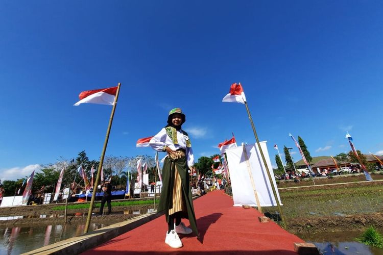 Seorang model dalam Ponjong Fashion show di area persawahan Kapanewon Ponjong, Gunungkidul, Rabu (17/8/2022)