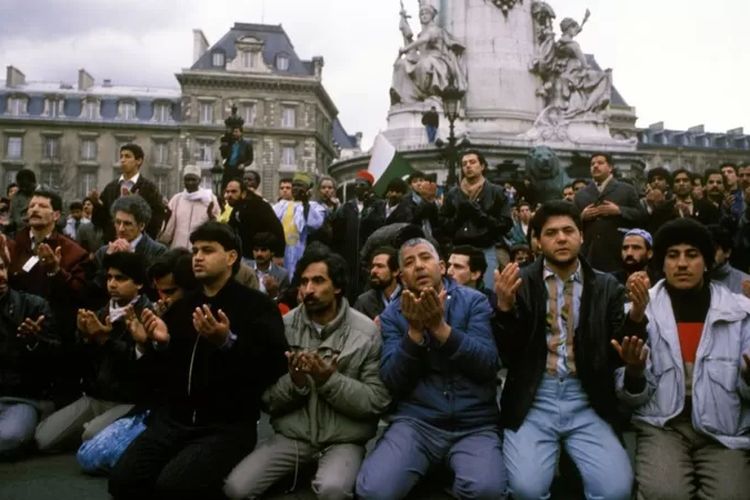 Demonstran melawan The Satanic Verses di Paris pada 26 Februari 1989.