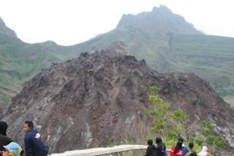 Ratusan wisatawan lokal maupun asing berkunjung ke kawasan wisata Gunung Api Kelud di Kabupaten Kediri, Jawa Timur, Minggu (15/6/2008). Gunung Kelud kembali meletus Kamis (13/2/2014) malam.