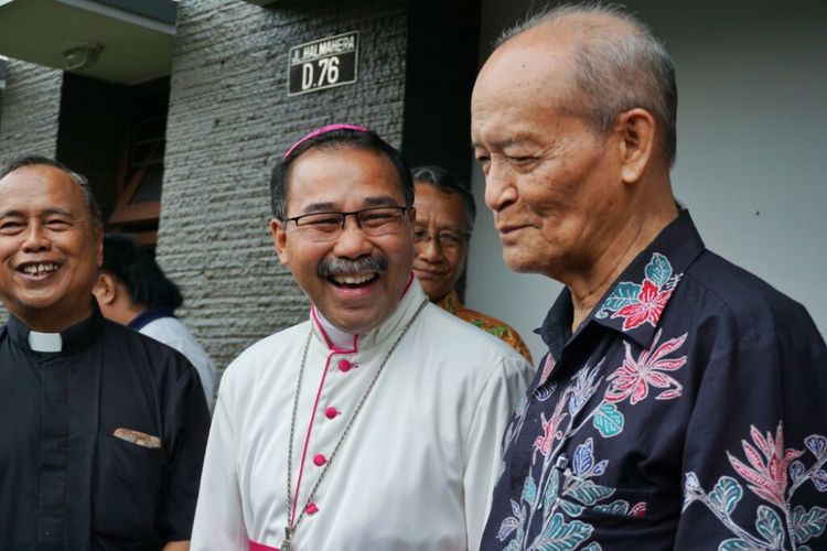 Canda dan keceriaan mewarnai pertemuan Uskup Agung Semarang Mgr. Robertus Rubyatmoko dengan Buya Syafii Maarif