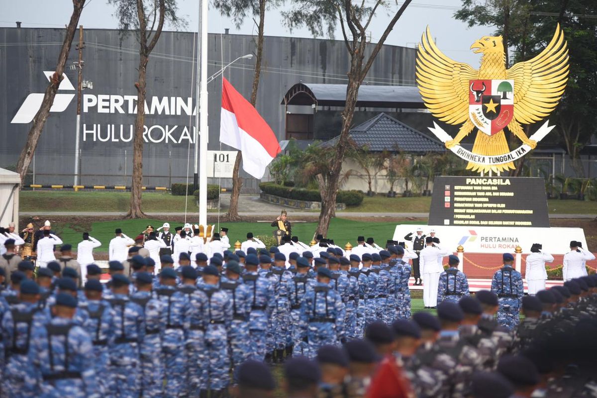 Presiden Jokowi memberikan hormat kepada Sang Saka Merah Putih saat upacara Peringatan Hari Lahir Pancasila 2024 yang diselenggarakan di Lapangan Garuda Pertamina Hulu Rokan, Dumai, Riau, Sabtu (1/6/2024).
