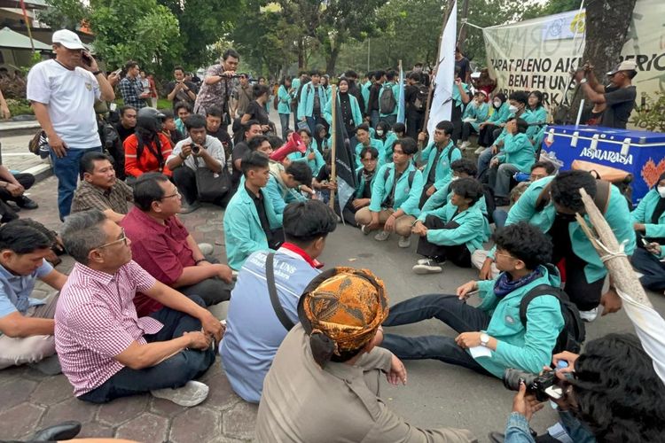 Rupiah Anjlok hingga Totalitarianisme Jadi Sorotan, Ratusan Mahasiswa BEM UNS Solo Demo di Depan Gedung DPRD