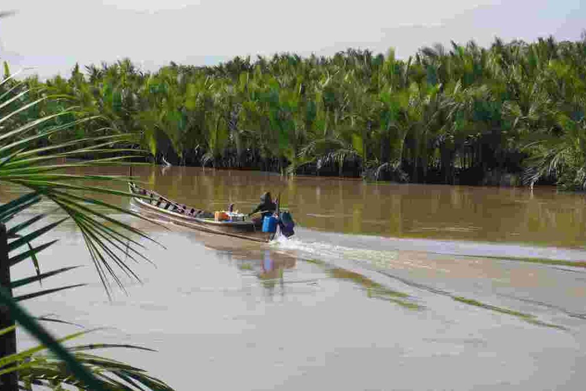 Seorang nelayan melintas dengan perahunya di alur di Dusun III Lubuk Jaya, Desa Kwala Serapuh, Kecamatan Tanjung Pura, Kabupaten Langkat dengan latar belakang hutan mangrove jenis nipah.