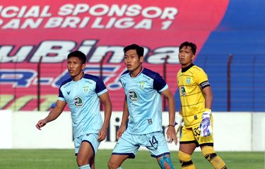 Pemain Persela Lamongan Ahmad Bustomi, Birrul Walidain dan Dwi Kuswanto saat pertandingan pekan ke 13 Liga 1 2021-2022 melawan Borneo FC yang berakhir dengan skor 0-2 di Stadion Sultan Agung Bantul, Selasa (23/11/2021) sore.