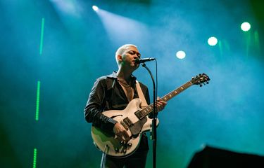 Penyanyi Pamungkas saat tampil di salah satu kota dalam gelaran Birdy South East Asia Tour.
