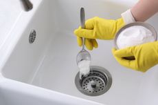 Mudah, 5 Cara Menghilangkan Bau Saluran Air Bak Cuci Piring