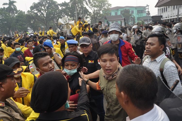 Aksi unjuk rasa dari ratusan mahasiswa Universitas Sriwijaya (Unsri) yang tergabung dalam Gerakan Aliansi Sumsel Melawan Asp (GAsma) di halaman kantor Gubernur Sumatera Selatan berakhir ricuh, Selasa (17/9/2019).