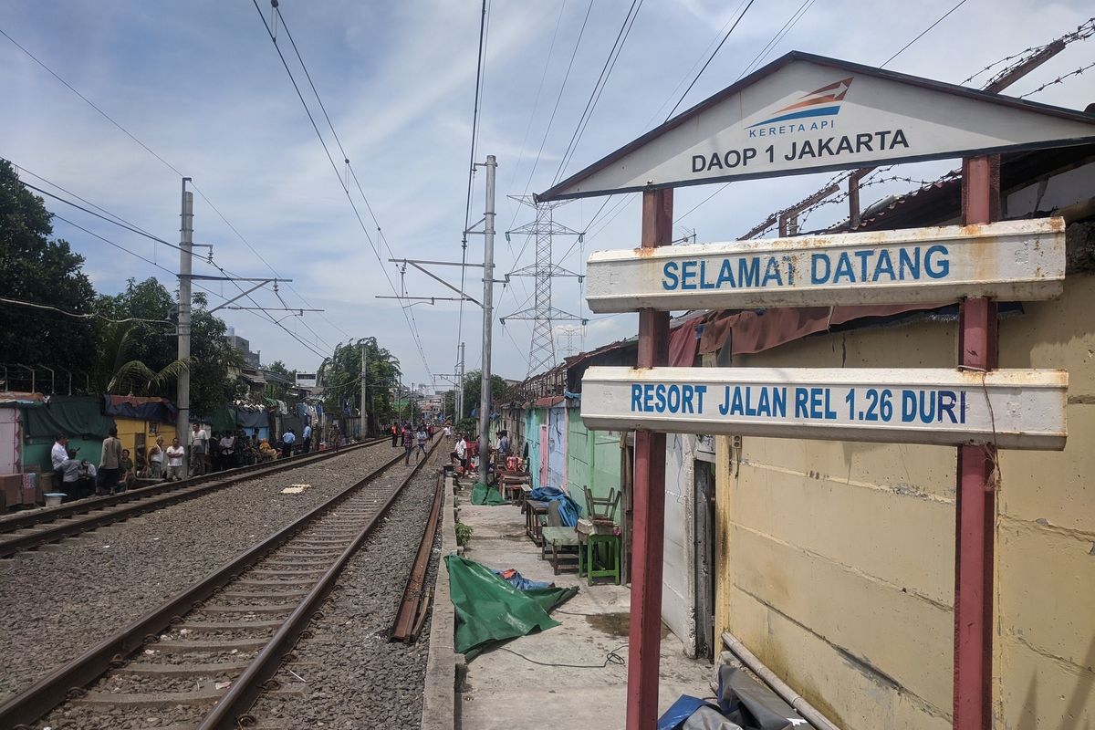 Pencabutan listrik di sejumlah kafe esek-esek yang berada di Gang Royal, Rawa Bebek, Penjaringan, Jakarta Utara, Senin (10/2/2020)