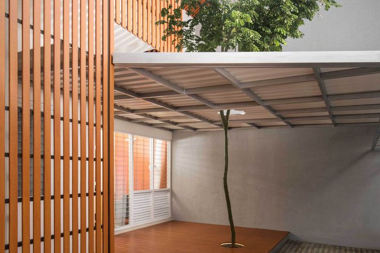 Inner courtyard menambah nuansa alami di rumah minimalis