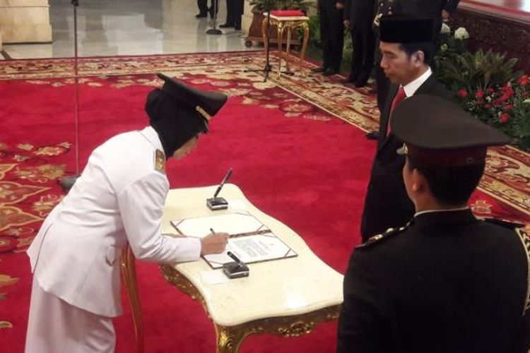 Presiden Joko Widodo saat melihat Nurajizah Marpaung menandatangani berita acara pelantikan dirinya sebagai Wakil Gubernur Sumatera Utara di Istana Negara, Kamis (9/3/2017).