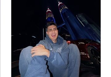 Selebgram Aisar Khaled Minta Maaf Usai Viral Menaikkan Kaki di Pesawat