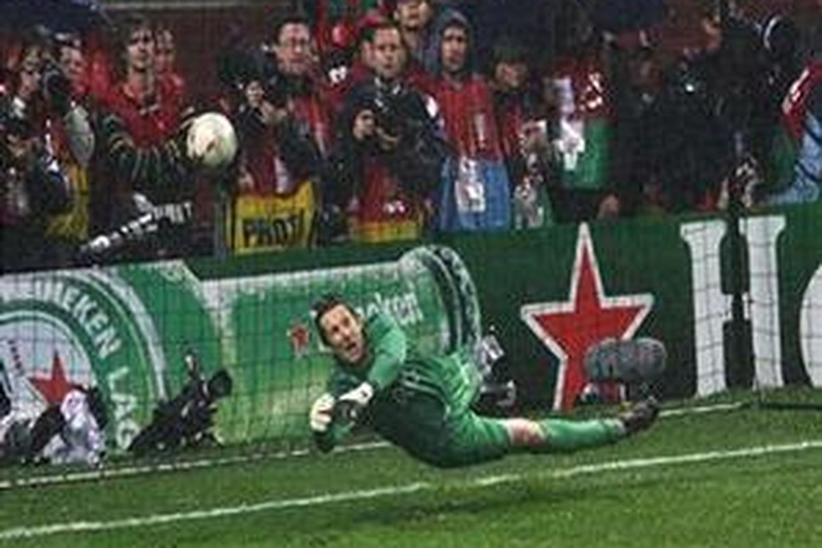 Aksi Edwin van der Sar ketika menahan tendangan Nicholas Anelka pada drama adu penalti melawan Chelsea di final Liga Champions.