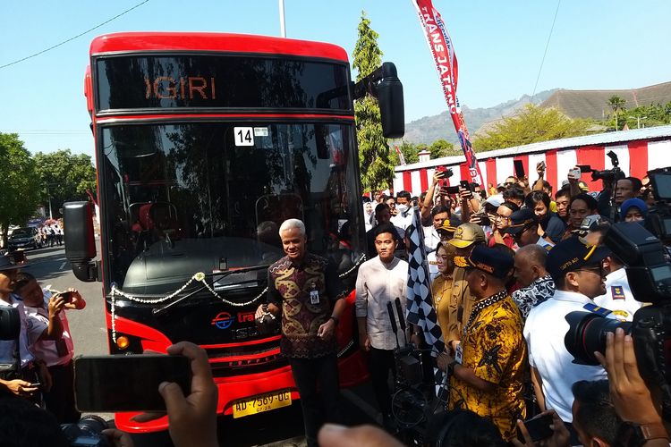 RESMIKAN—Gubernur Jawa Tengah, Ganjar Pranowo meresmikan beroperasinya BRT Trans Jateng Koridor terakhir rute Wonogiri-Sukoharjo-Solo PP di Alun-Alun Giri Krida Bakti Kabupaten Wonogiri, Jawa Tengah, Selasa (8/8/2023).