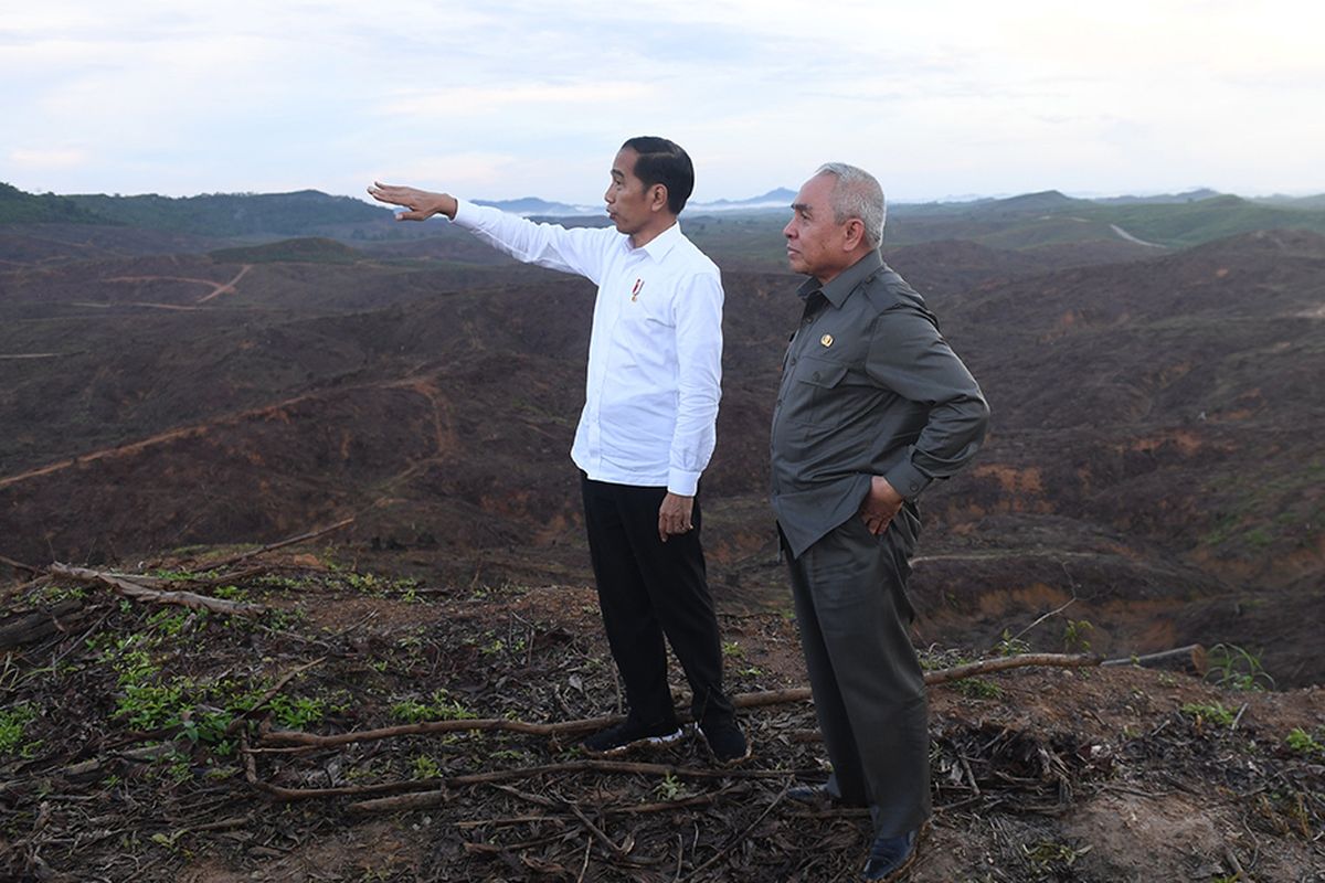 Presiden Joko Widodo (kiri) berbincang dengan Gubernur Kalimantan Timur Isran Noor (kanan) saat meninjau lokasi rencana ibu kota baru di Sepaku, Penajam Paser Utara, Kalimantan Timur, Selasa (17/12/2019). Jokowi mengaku puas setelah meninjau lokasi tersebut yang nantinya akan dibangun kluster pemerintahan, termasuk Istana Kepresidenan.