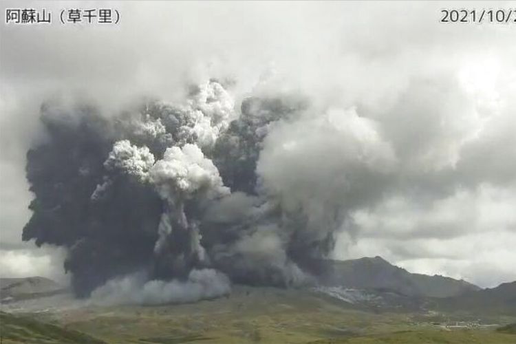 Dalam gambar yang diambil oleh kamera Badan Meteorologi Jepang, asap mengepul dari kawah Nakadake dari Gunung Aso setelah meletus. Pengamatan dilakukan dari Kusasenri, barat daya Jepang, Rabu (20/10/2021).