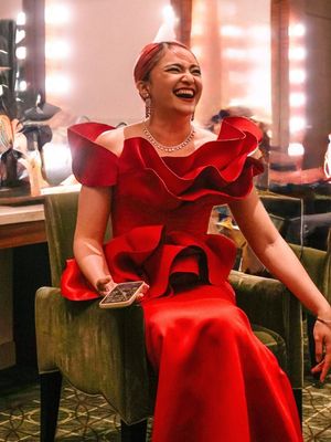 Marshanda tampil memukau di gala premiere La Tahzan dengan gaun merah ruffles, turban senada, dan riasan bold yang memancarkan aura glamor.