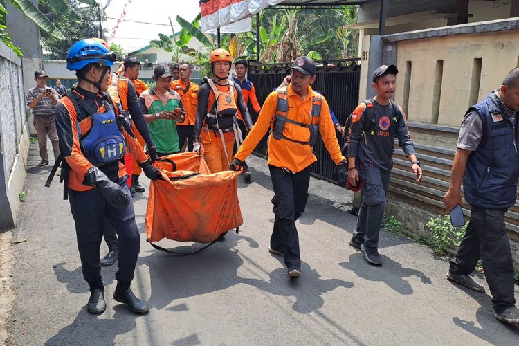 Tim SAR saat membawa jenazah ADS (3) ke rumah duka usai ditemukan di Kali Ciliwung, Lenteng Agung, Jakarta Selatan, Jumat (18/8/2023). 