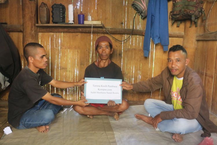 Foto : Jurnalis Kompas.com menyerahkan donasi pembangunan Kompas.com kepada anak  nenek Rosalia, Herman Jata, di kediaman mereka,pada Senin (11/10/2022). 