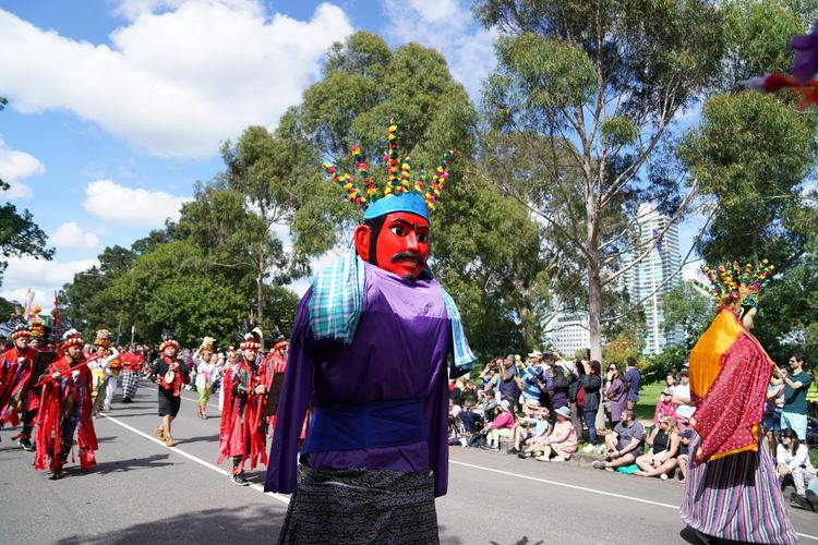 Masyarakat Indonesia di Australia mengenakan kostum ondel-ondel di Moomba Parade 2020. 